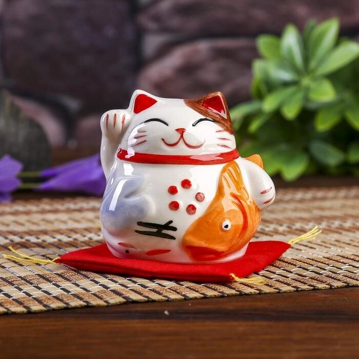 Сувенир кот копилка керамика "Манэки-нэко с рыбкой на подушке" 6,5х7,5х6,3 см от компании Интернет-гипермаркет «MOLL» - фото 1
