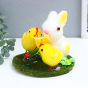 Сувенир пасхальный "Кролик и два цыплёнка на травке с цветком" 12х12х10,5 см