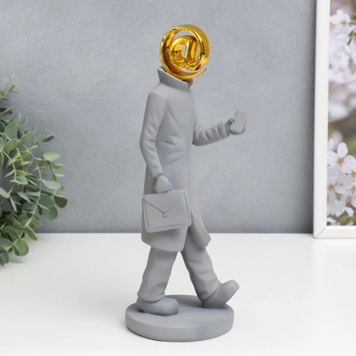 Сувенир полистоун "Человек, живущий в сети" серый с золотом 29х11х10 см от компании Интернет-гипермаркет «MOLL» - фото 1