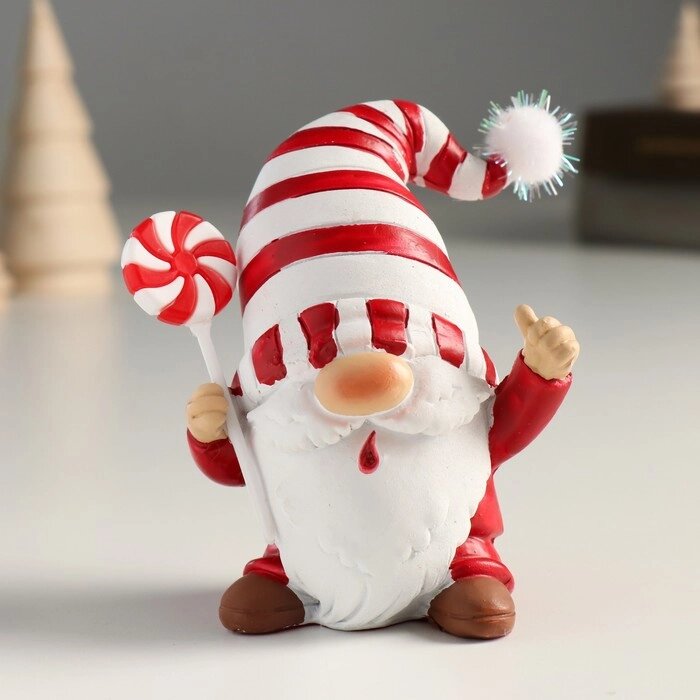 Сувенир полистоун "Дед Мороз в белом колпаке в красную полоску, с леденцом" 9х6,5х10 см от компании Интернет-гипермаркет «MOLL» - фото 1