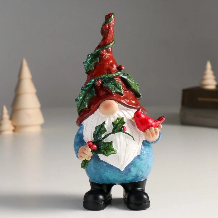 Сувенир полистоун "Дед Мороз в колпаке с ягодами, с птицей Северный кардинал" 9х9х18,8 см от компании Интернет-гипермаркет «MOLL» - фото 1