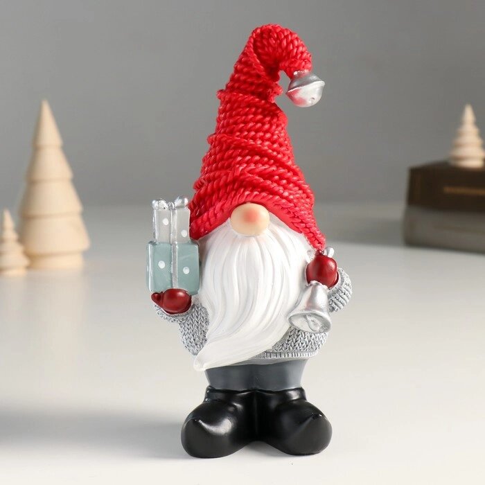 Сувенир полистоун "Дед Мороз в красном колпаке, с подарками и колокольчиком" 7х9х18 см от компании Интернет-гипермаркет «MOLL» - фото 1
