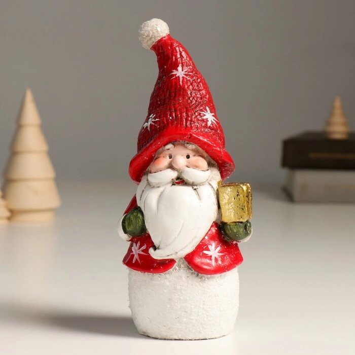 Сувенир полистоун "Дед Мороз в красном наряде с подарком" 8,5х7,5х19,2 см от компании Интернет-гипермаркет «MOLL» - фото 1