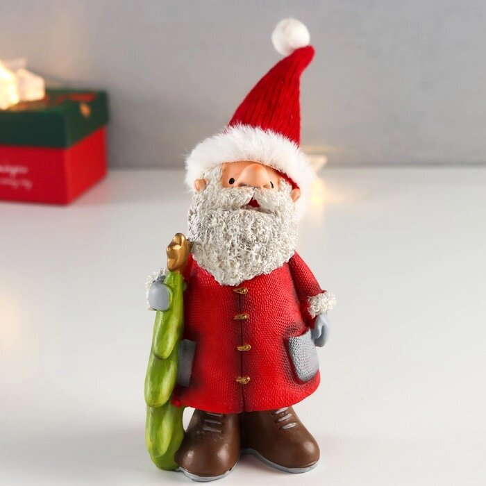 Сувенир полистоун "Дед Мороз в красном, с кудрявой бородой с ёлочкой" 15х6х8 см от компании Интернет-гипермаркет «MOLL» - фото 1