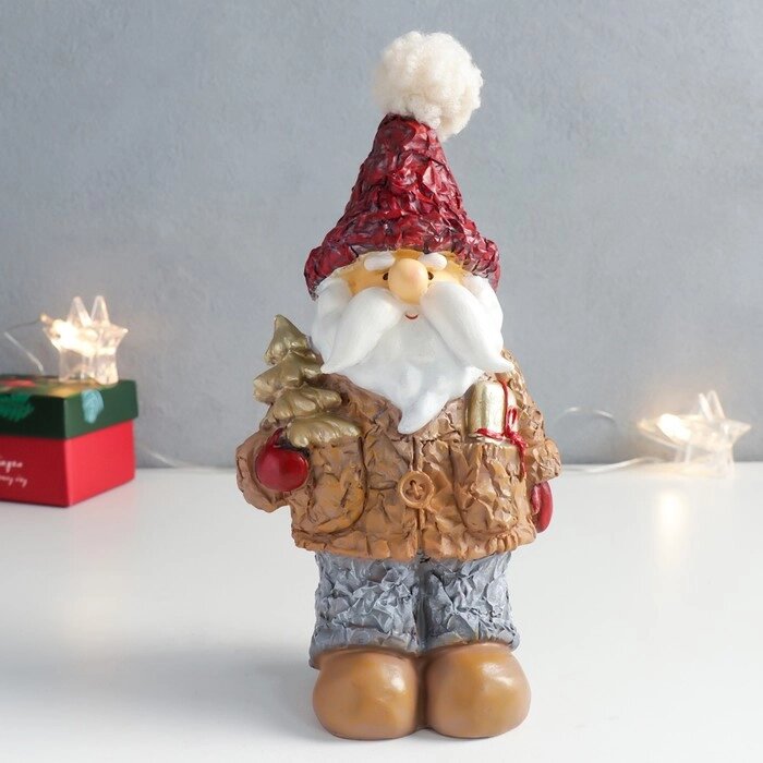 Сувенир полистоун "Дед Мороз в пиджачке с ёлочкой и подарком" 10,5х8х20,5 см от компании Интернет-гипермаркет «MOLL» - фото 1