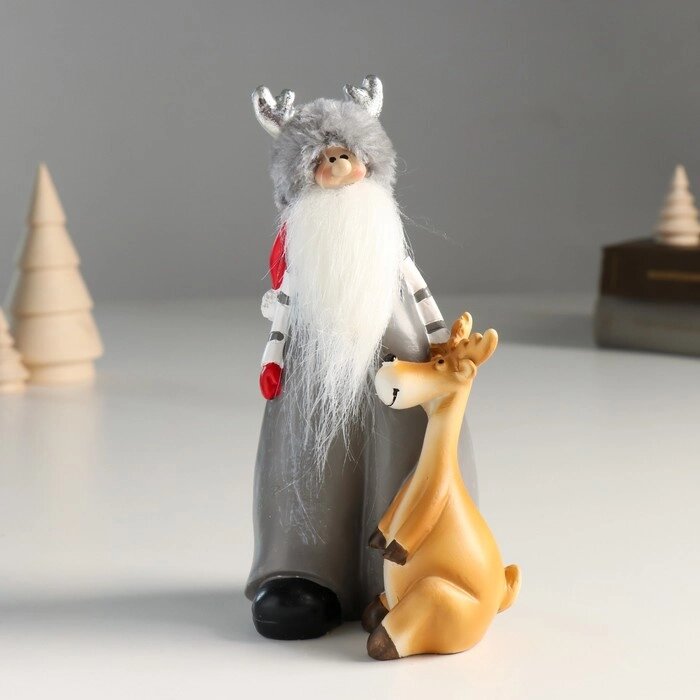 Сувенир полистоун "Дед Мороз в шапке с рожками и помощником оленем" 8,5х8х17 см от компании Интернет-гипермаркет «MOLL» - фото 1