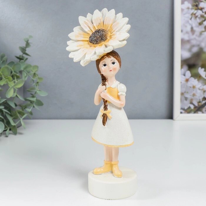 Сувенир полистоун "Девочка в бело-жёлтом платье с маргариткой" 20,5х5,5х8,5 см от компании Интернет-гипермаркет «MOLL» - фото 1