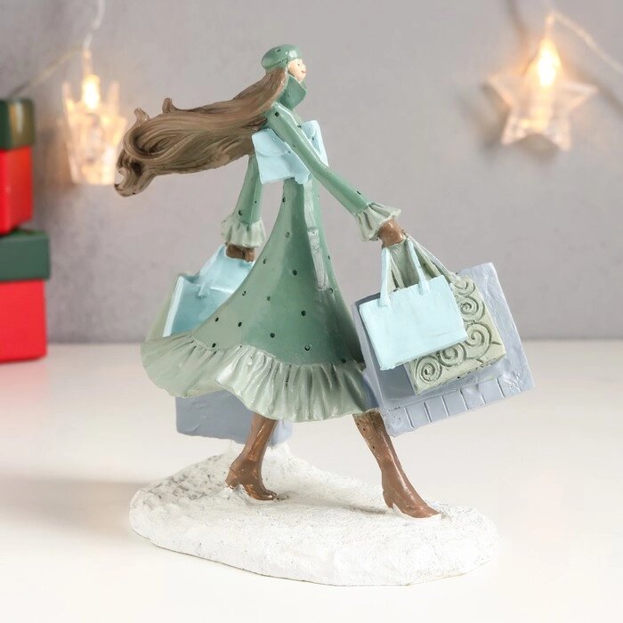 Сувенир полистоун "Девушка в зимнем наряде - покупка подарков" 14,5х7,5х13,5 см от компании Интернет-гипермаркет «MOLL» - фото 1