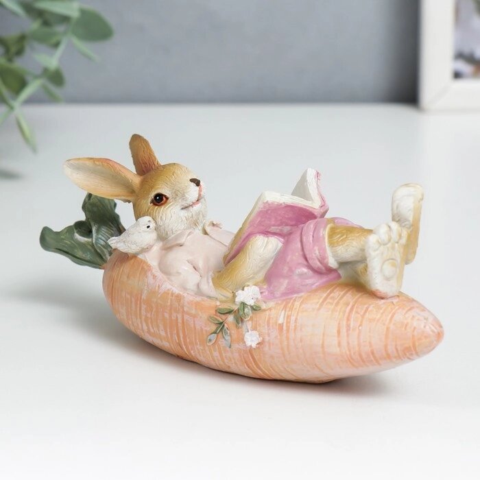 Сувенир полистоун "Кролик читают книгу в морковке лодке, с птичкой" 6х5х14,5 см от компании Интернет-гипермаркет «MOLL» - фото 1