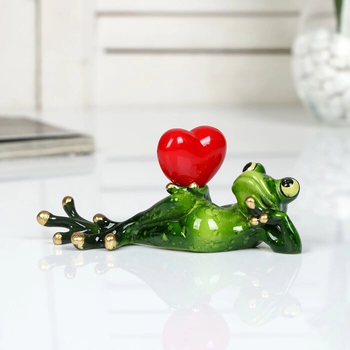 Сувенир полистоун лак "Лягушонок лежит с сердцем в руке" 6х5х15 см от компании Интернет-гипермаркет «MOLL» - фото 1
