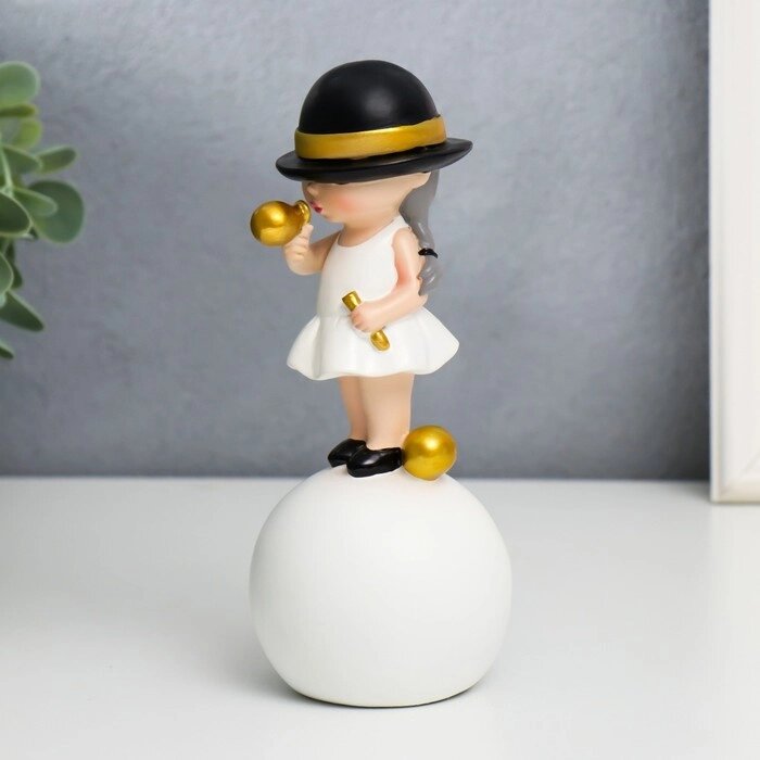 Сувенир полистоун "Малышка в чёрной шляпке, с золотым пузырём на шаре" 15х7х7 см от компании Интернет-гипермаркет «MOLL» - фото 1