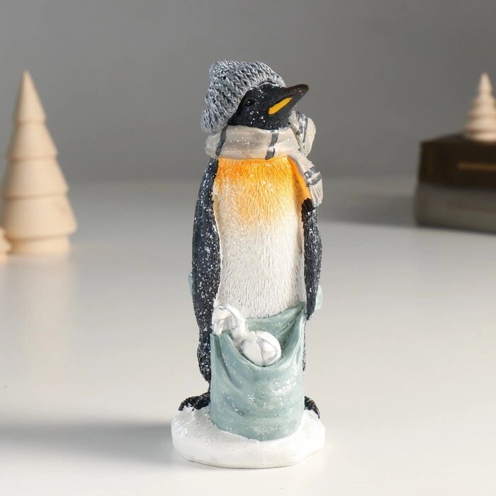 Сувенир полистоун "Пингвин в шапке и шарфе с мешком подарков" 6х6,5х15,5 см от компании Интернет-гипермаркет «MOLL» - фото 1