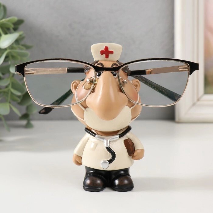 Сувенир полистоун подставка под очки "Доктор" 7х6х11 см от компании Интернет-гипермаркет «MOLL» - фото 1