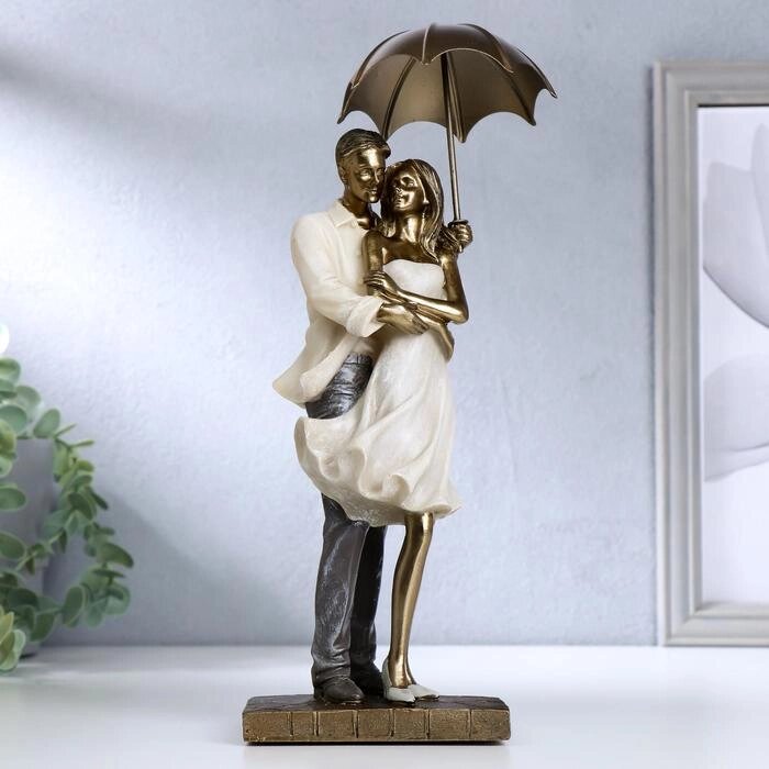 Сувенир полистоун романтика "Прогулка под зонтом" беж 30,5х9х11 см от компании Интернет-гипермаркет «MOLL» - фото 1