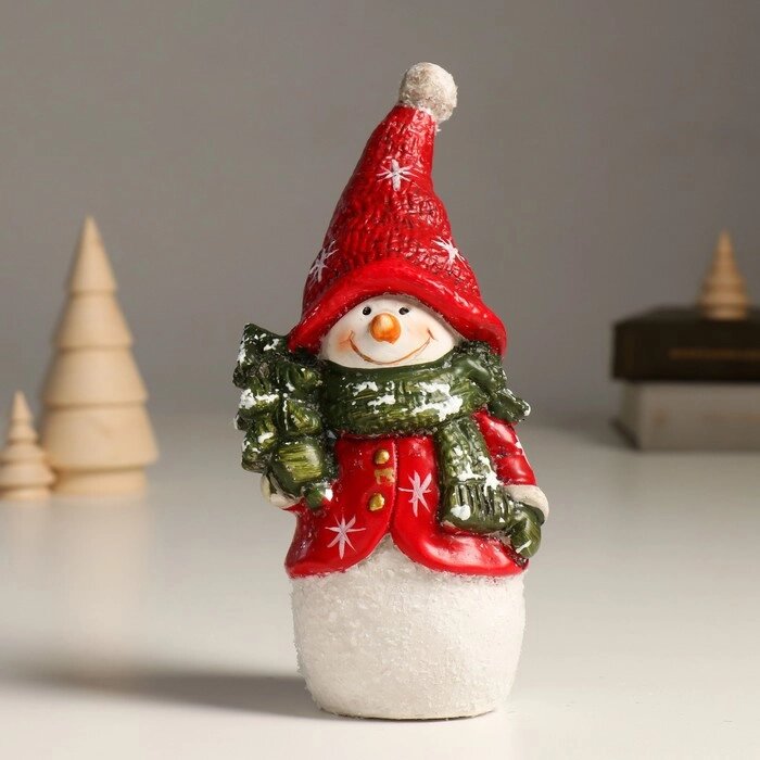 Сувенир полистоун "Снеговик в красном с зелёным шарфом, держит ёлку" 9,3х8,2х18,7 см от компании Интернет-гипермаркет «MOLL» - фото 1