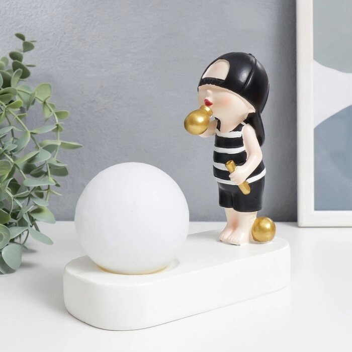 Сувенир полистоун свет "Малыш в чёрной кепке, с золотым пузырём у шара" 16,5х8х16 см от компании Интернет-гипермаркет «MOLL» - фото 1