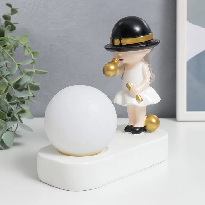 Сувенир полистоун свет "Малышка в чёрной шляпке, с золотым пузырём у шара" 16,5х8х16 см от компании Интернет-гипермаркет «MOLL» - фото 1