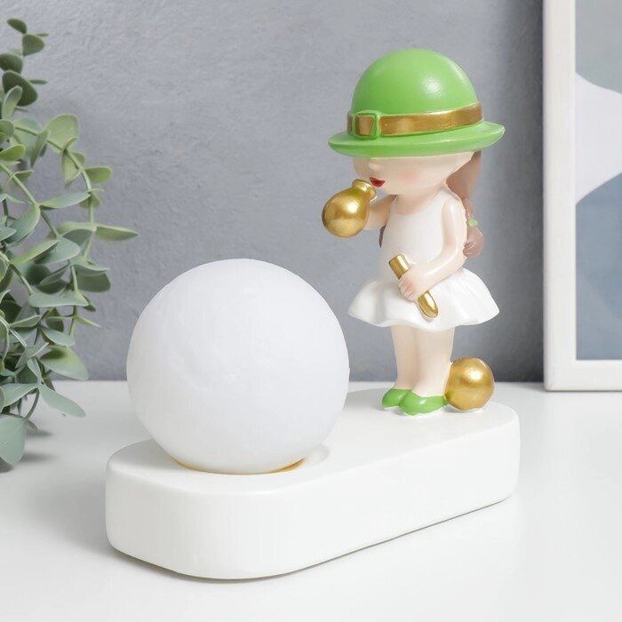 Сувенир полистоун свет "Малышка в зелёной шляпке, с золотым пузырём у шара" 16,5х8х16 см от компании Интернет-гипермаркет «MOLL» - фото 1
