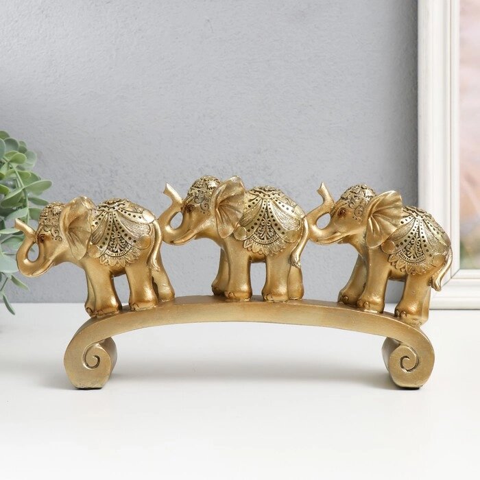 Сувенир полистоун "Три золотых слона на дуге - цирковая попона" 15,5х5х28 см от компании Интернет-гипермаркет «MOLL» - фото 1