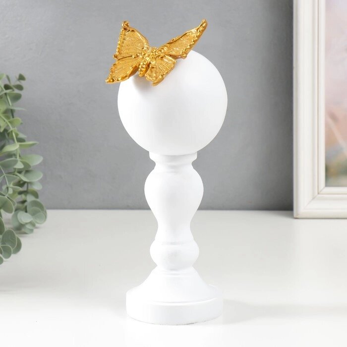 Сувенир полистоун "Золотая бабочка на колонне с шаром" белый 24,5х9х10 см от компании Интернет-гипермаркет «MOLL» - фото 1