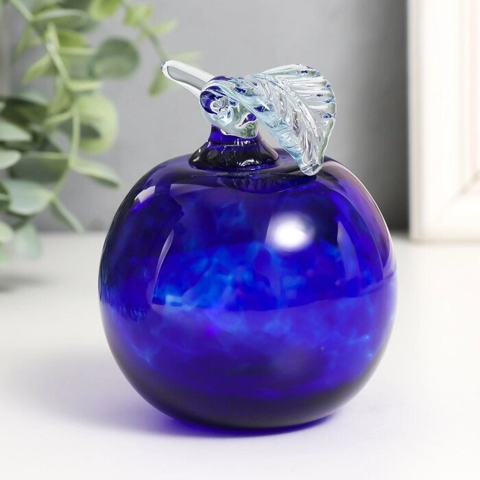 Сувенир стекло в стеклокрошку "Яблоко синий" h 90 мм от компании Интернет-гипермаркет «MOLL» - фото 1