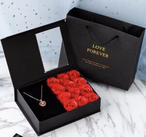Подарочная шкатулка с мыльными розами и Кулон сердце" Я тебя люблю" с проекцией  на 100 языках