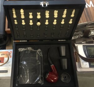 Подарочный набор с флягой, шахматами, трубкой и рюмками