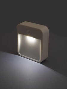 Светильник АКЦЕНТ "STEP" для подсветки лестниц квадр. белый, 1 LED 3000K, датч. осв./движ., накл, на 4xAA