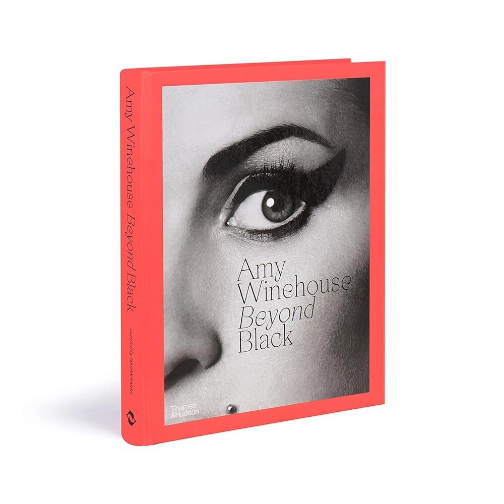 Книга на английском языке "Amy Winehouse: Beyond Black", Naomi Parry от компании «Офистон маркет» - фото 1