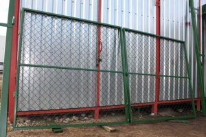 Ворота распашные из сетки-рабица в ПВХ