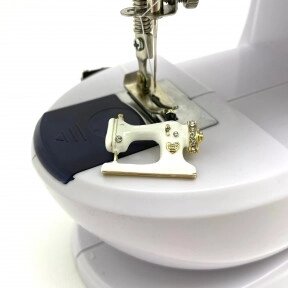 Бижутерия брошь для швеи Швейная машинка 3 см Белая от компании ART-DECO МАРКЕТ - магазин товаров для дома - фото 1