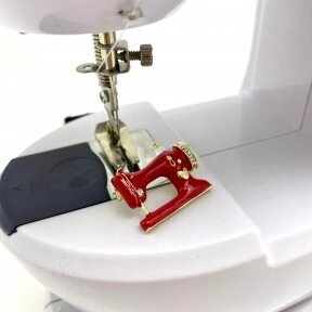 Бижутерия брошь для швеи Швейная машинка 3 см Красная от компании ART-DECO МАРКЕТ - магазин товаров для дома - фото 1