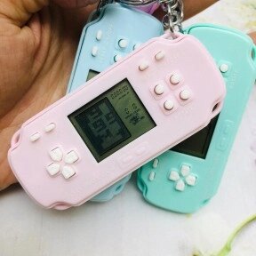 Брелок - тетрис Mini Game Player (с кольцом, карабином и колокольчиком) Нежно-розовый с белыми кнопками от компании ART-DECO МАРКЕТ - магазин товаров для дома - фото 1