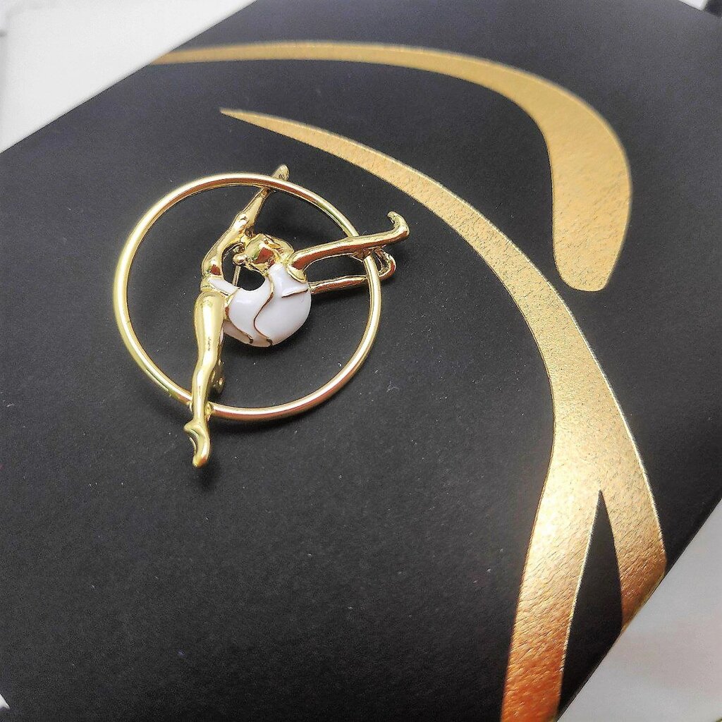 Брошь "Гимнастка" с обручем, Белая в золоте от компании ART-DECO МАРКЕТ - магазин товаров для дома - фото 1