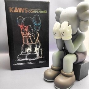Kaws Companion Passing Through Игрушка 28 см. Серый от компании ART-DECO МАРКЕТ - магазин товаров для дома - фото 1