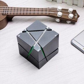 Колонка Bluetooth Q-one Куб (музыка, радио, световые эффекты). Чистый объемный звук от компании ART-DECO МАРКЕТ - магазин товаров для дома - фото 1