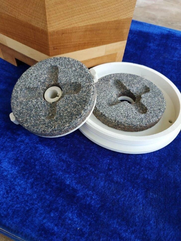 Комплект каменных жерновов для мельниц «Мельник» от компании ART-DECO МАРКЕТ - магазин товаров для дома - фото 1