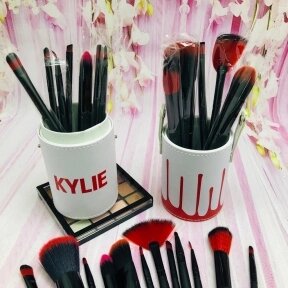 Набор кистей для макияжа в тубусе KYLIE RED/Black, RED/White 12 шт В белом тубусе с красным оформлением тубуса RED/White от компании bel-ok - магазин товаров для дома - фото 1