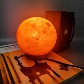 Солевой (соляной) ионизирующий светильник - ночник Шар / 2,5  3 кг. соли / Соляная лампа от компании ART-DECO МАРКЕТ - магазин товаров для дома - фото 1