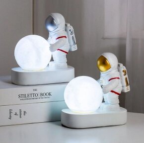Светильник ночник Астронавт с луной Белое свечение от компании ART-DECO МАРКЕТ - магазин товаров для дома - фото 1