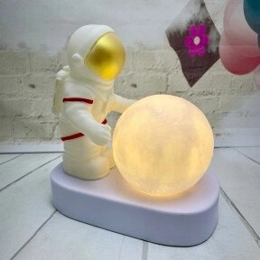Светильник ночник Астронавт с луной Желтое свечение от компании ART-DECO МАРКЕТ - магазин товаров для дома - фото 1