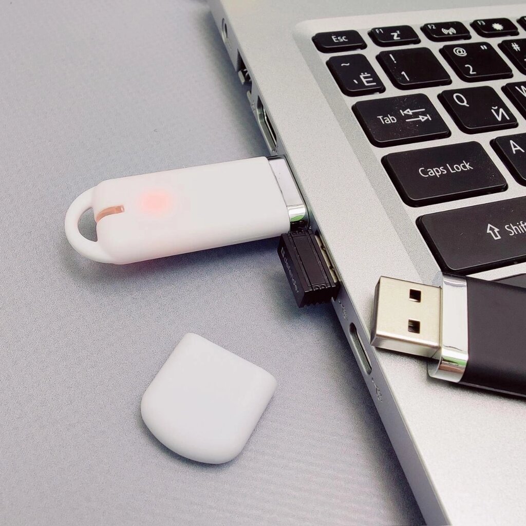 USB  накопитель (флешка) Shape с покрытием софт тач, 16 Гб. Белая от компании ART-DECO МАРКЕТ - магазин товаров для дома - фото 1