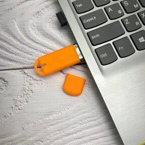 USB накопитель (флешка) Shape с покрытием софт тач, 16 Гб Оранжевая от компании ART-DECO МАРКЕТ - магазин товаров для дома - фото 1