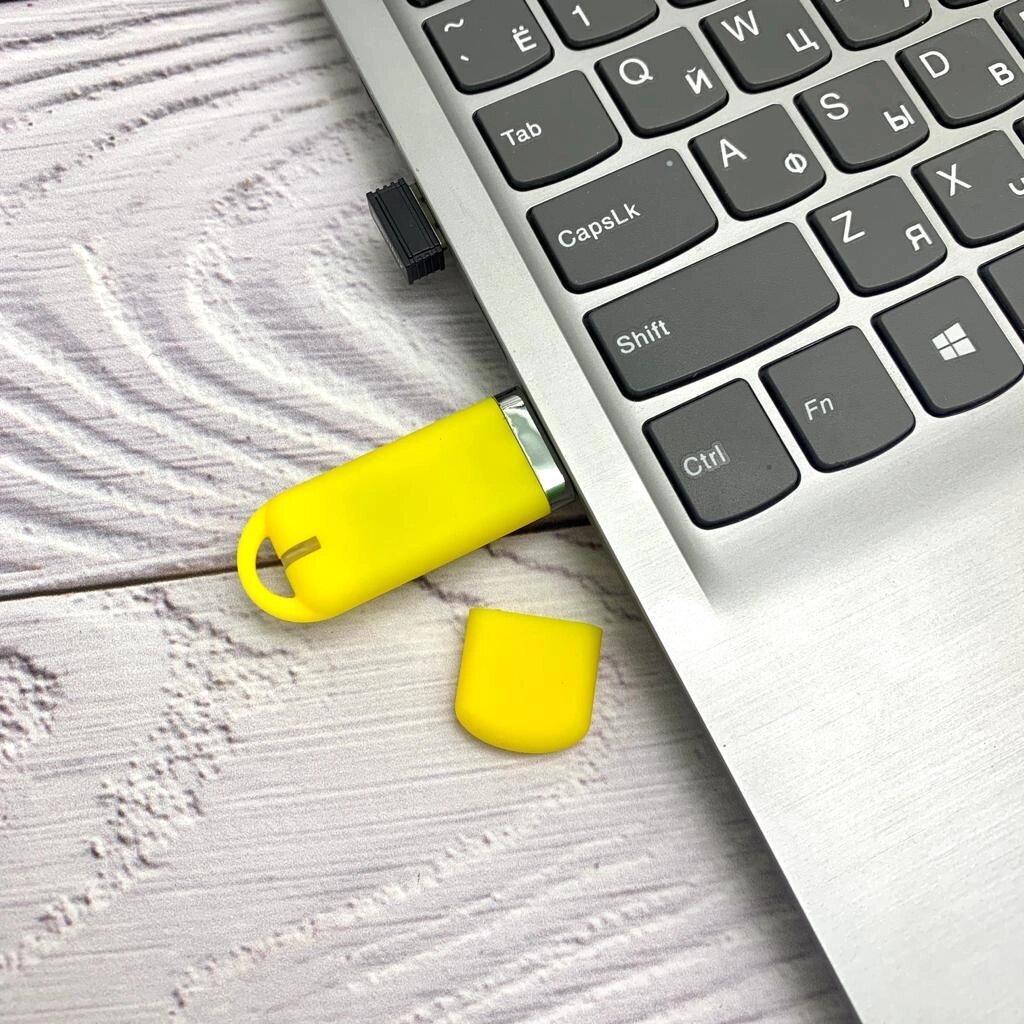 USB  накопитель (флешка) Shape с покрытием софт тач, 16 Гб Желтая от компании ART-DECO МАРКЕТ - магазин товаров для дома - фото 1