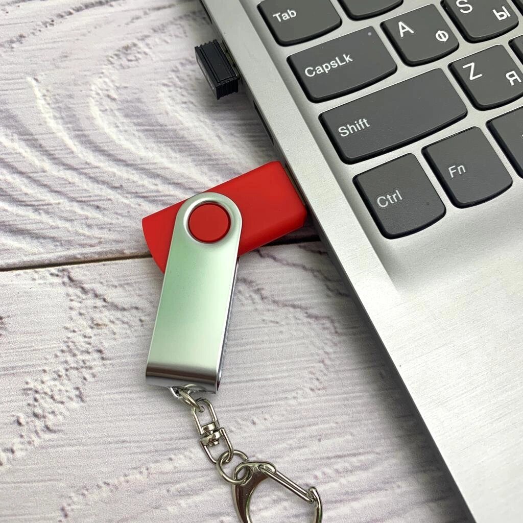 USB  накопитель с брелком (флешка) Twist , 32 Гб. Красная от компании ART-DECO МАРКЕТ - магазин товаров для дома - фото 1
