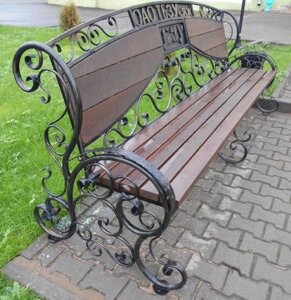 Кованая скамейка с логотипом предприятия