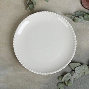 Тарелка фарфоровая обеденная Magistro «Лакомка», d=25 см, цвет белый