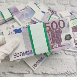Купюры бутафорные доллары, евро, рубли (1 пачка) / Сувенирные деньги, 500 Euro бутафорных (100 шт. в пачке)